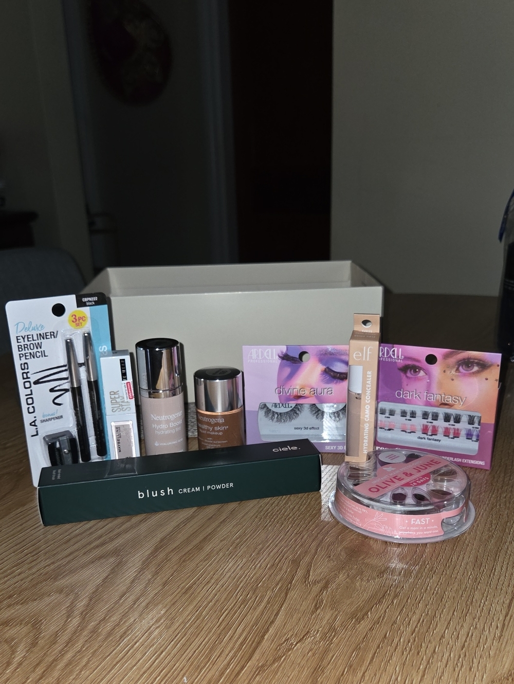 Luxe Women’s Makeup & Lashes Set in Pink and Black